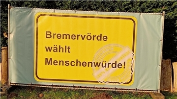 Im gesamten Stadtgebiet haben engagierte Mitstreiter des Bündnisses die Banner mit dem Slogan "Bremervörde wählt Menschenwürde" aufgestellt.