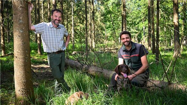 Im Gespräch: Tobias Loewer aus Ihilenworth beerbt Revierförster Dieter Röhnisch (links) der nach mehr als 40 Jahren in den Ruhestand gegangen ist.