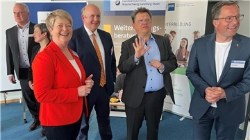 Im Gespräch (von rechts) Niedersachsens Minister für Soziales und Arbeit, Dr. Andreas Philippi, IHK-Chef Christoph von Speßhardt und Arbeitsagentur-Chefin Dagmar Froelich; links dahinter die Qualifikationslotsen Imke Nowiszewski-Schröder und Rolf Klee.
