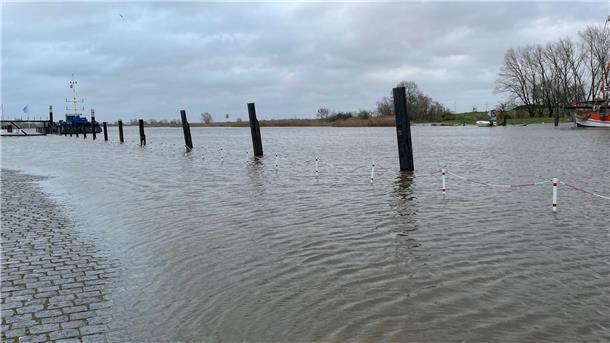 Sturm an der Nordseeküste: Alles zur aktuellen Lage Im Großensieler Hafen ist das Wasser über die Hafenkante gestiegen.