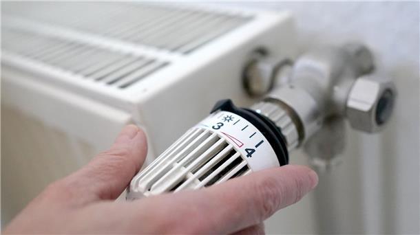 Im Großhandel sind die Preise für Strom und Gas in den vergangenen Wochen deutlich gesunken. Doch wann kommt das beim Endkunden an?