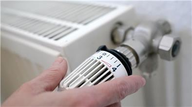Im Großhandel sind die Preise für Strom und Gas in den vergangenen Wochen deutlich gesunken. Doch wann kommt das beim Endkunden an?