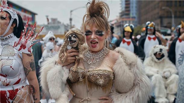 Tausende Menschen feiern Meerjungfrauen-Parade in New York Im güldenen Partnerlook nehmen diese Zwei an der Parade teil.