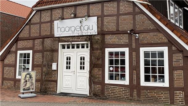 Kamm in: Das sind die krehaartivsten Friseurnamen zwischen Wesermarsch und Elbe Im "Haargenau" in Beverstedt legen die Friseure offenbar Wert auf präzise Arbeit.