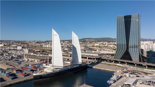 Französisches Segelfrachtschiff. Im Hafen von Marseille: Die „Neoliner Origin“ legte dort auf ihrer ersten Fahrt an und machte vor dem Hauptsitz der Reederei CMA CGM fest.