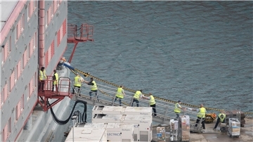 Im Hafen von Portland in Dorset werden Lebensmittel auf das Schiff „Bibby Stockholm“ verladen, das bis zu 500 Menschen aufnehmen soll.