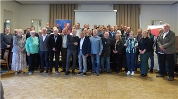 Gewerkschaft ehrt ihre treuen Mitglieder Gruppenbild mit vielen Menschen