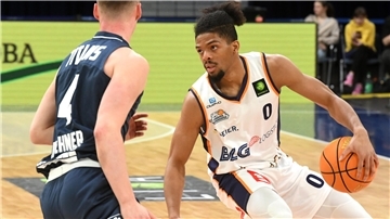 Im Heimspiel gegen die Dresden Titans zerlegten sich die Eisbären um Spielmacher Aaron Cook im Schlussviertel selbst.