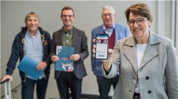 Kulturpass für 18-Jährige? Was der Bund einführt, hat Bremerhaven längst Im Herbst 2022 hat Bremerhaven das Kultur- und Sportguthaben für 18-Jährige und die dazugehörende App vorgestellt (von links): Jens Ennen (Sportamt), Stadtrat Michael Frost, Stadtrat Paul Bödeker und Dorothee Starke (Kulturamt). Foto: Hartmann