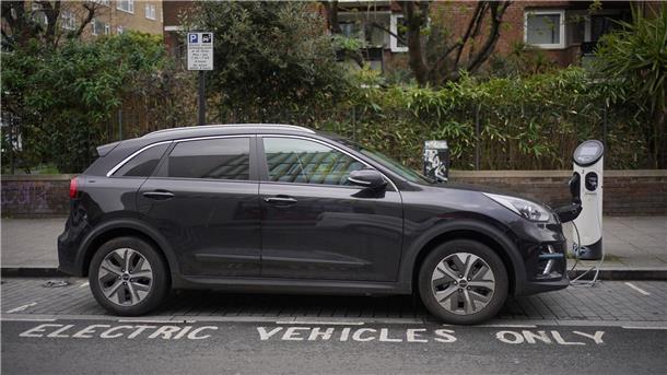 Erneut weniger Elektroautos im März - Ziel in weiter Ferne Im Herbst hatte die Bundesregierung die Kaufprämie für private Elektroautos gestrichen.