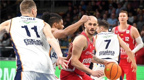 Im Hinspiel bekamen die Eisbären mit (von links) Robert Oehle und Aaron Cook Gießens Spielmacher Simon Krajcovic nicht in den Griff.