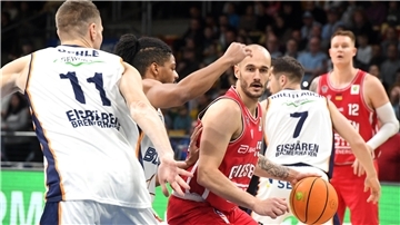 Im Hinspiel bekamen die Eisbären mit (von links) Robert Oehle und Aaron Cook Gießens Spielmacher Simon Krajcovic nicht in den Griff.