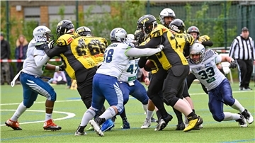 Im Hinspiel dominierten die Bremerhaven Seahawks (weiße Trikots) deutlich gegen die Ritterhude Badgers.