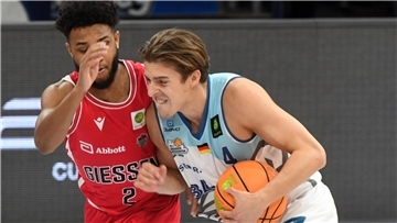 Im Hinspiel fertigten die Eisbären mit Lennard Larysz (rechts) die Gießener um Jordan Barnes mit 38 Punkten in der Stadthalle ab.
