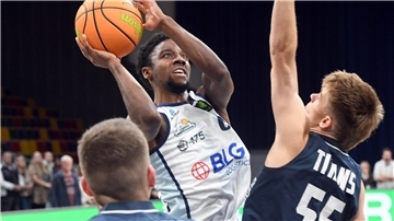 Im Hinspiel im Oktober behielten die Eisbären mit Spielmacher Elijah Miller (Mitte) die Oberhand gegen die Dresden Titans.