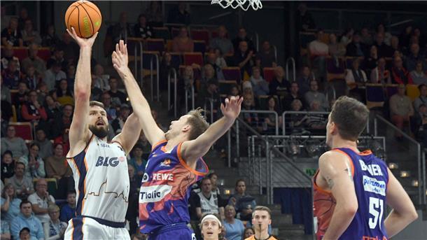 Im Hinspiel unterlagen die Eisbären mit Hendrik Drescher (links) dem Topteam Phoenix Hagen.