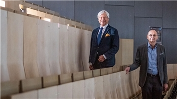 Professor Ulrich Sander (links) und Professor Gerhard Feldmeier im Hörsaal der Hochschule Bremerhaven