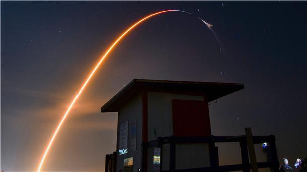 Bilder des Tages Im hohen Bogen Richtung ISS: Eine Rakete der Raumfahrtfirma SpaceX vom Typ Falcon 9 während des Starts vom Kennedy Space Center in Cocoa Beach.