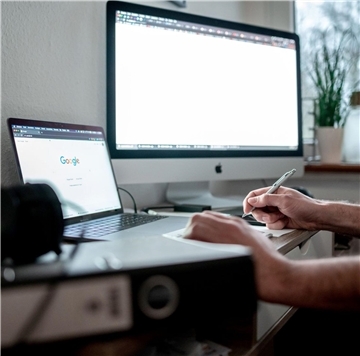 Im Homeoffice immer voll bei der Sache? Auch privates Surfen während der Arbeitszeit kann unter Umständen als Arbeitszeitbetrug gewertet werden. 