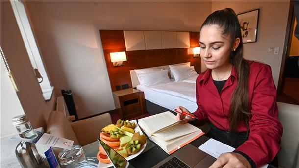 Im Hotel Adena von Piet Rothe dürfen Arbeitnehmer Homeoffice machen. Die Auszubildende Melina Borkowski zeigt, wie das gehen könnte.