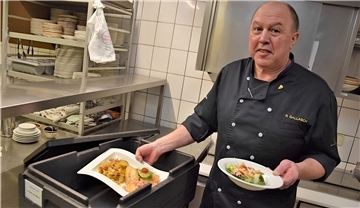 Im Hotel am Markt in Nordenham sieht man der neuen Mehrweg-Pflicht gelassen entgegen. Dort wird sei eh und je Porzellan-Geschirr als Alternative zu Plastiktellern und -schüsseln angeboten. Das Foto zeigt Inhaber Rüdiger Galasch, der gerade für einen Kunden eine Mahlzeit in die Wärmebox stellt.