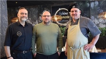 Sie umsorgen die Gäste im Restaurant "Schöne Momente" in Brake. Von links: Michael Margaritidis (Restaurantleiter), Stefan Franz (Inhaber) und Axel Müller (Meisterkoch).