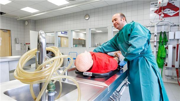 Kollege Tod - So werden Bestatter ausgebildet Im Hygieneraum üben die Auszubildenden zusammen mit Dozenten an Leichen und Puppen unter anderem, wie sie tote Körper für Aufbahrungen vorbereiten.