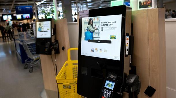 Diebstahl an SB-Kassen: So schützen sich die Händler Im Ikea-Einrichtungshaus in Düsseldorf gibt es seit Mai 2024 testweise nur noch SB-Kassen. Das Konzept soll möglicherweise bundesweit auf andere Filialen übertragen werden.