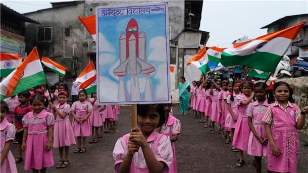 „Indien ist auf dem Mond“ - Sanfte Landung ist geglückt Im indischen Mumbai freuen sich Schulkinder auf den großen Moment: nun ist die indische Sonde erfolgreich auf dem Mond gelandet.