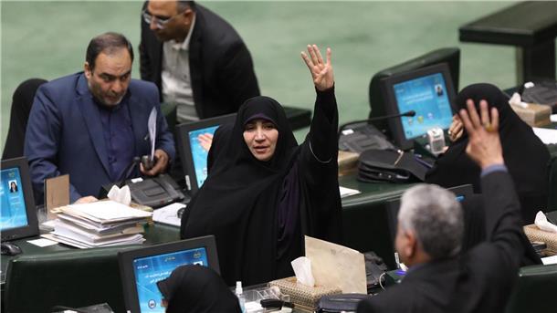 Im Iran haben Abgeordnete die umstrittene Strafreform der Kopftuchpflicht einen entscheidenden Schritt weiter gebracht.