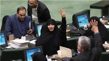 Im Iran haben Abgeordnete die umstrittene Strafreform der Kopftuchpflicht einen entscheidenden Schritt weiter gebracht.