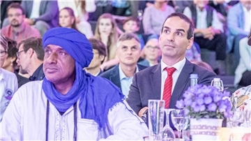 Im Jahr 2019 feierte das Klimahaus das zehnjährige Jubiläum: Ibrahim Kane  Annour (links) aus Niger war mit Klimahaus-Chef Arne Dunker dabei. Foto: Hartmann