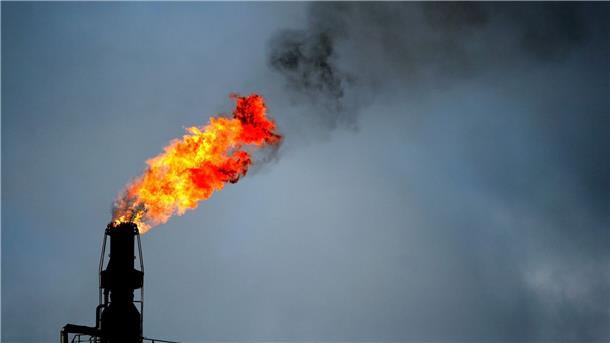 Methanausstoß beim Abfackeln von Erdgas höher als angenommen „Im Jahr 2021 wurden schätzungsweise 144 Milliarden Kubikmeter Gas durch Abfackeln freigesetzt - genug, um zwei Drittel des Strombedarfs der Europäischen Union zu decken“, heißt es in einem Kommentar zur Größenordnung des sogenannten Flaring.