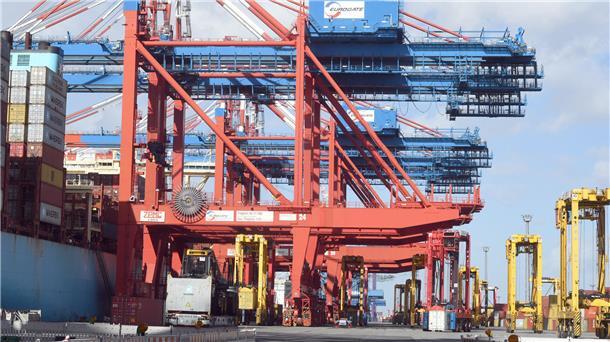 Containerbrücken entladen ein Schiff