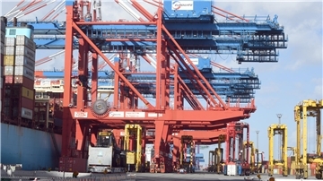 Containerbrücken entladen ein Schiff