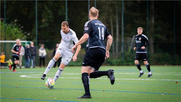 Im jüngsten Spiel gelang Marcel Wagner (am Ball) mit dem OSC Bremerhaven eine Sieben-Tore-Kantersieg über die BTS Neustadt.