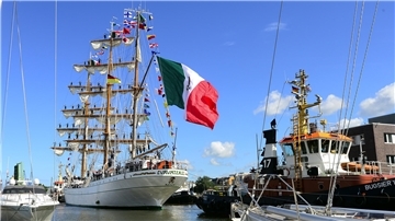 Im Juni 2016 war die „Cuauhtémoc“ zu Gast in Bremerhaven und wurde mit einem Schlepper in in den neuen Hafen gezogen. 