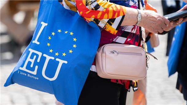 Am 9. Juni ist Europawahl: So denken die Nordenhamer über die Politik Frau mit Umhängetasche zur EU