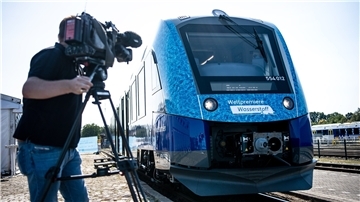 Niedersachsen, Bremervörde: Ein wasserstoffbetriebener Regionalzug, steht am Bahnhof Bremervörde. I