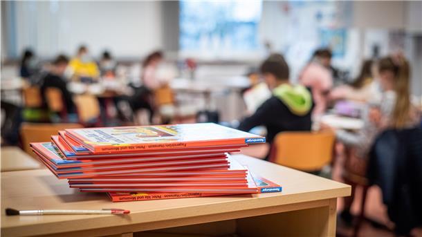 Im Kampf gegen den Lehrermangel in Bremerhaven ist noch Luft nach oben. Die Lehrergewerkschaft fordert mehr Studienplätze und bessere Arbeitsbedingungen.
