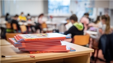 Im Kampf gegen den Lehrermangel in Bremerhaven ist noch Luft nach oben. Die Lehrergewerkschaft fordert mehr Studienplätze und bessere Arbeitsbedingungen.