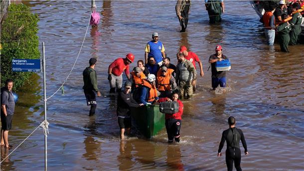 Zahl der Hochwasseropfer in Brasilien steigt auf über 100 Im Kampf gegen die Fluten waren zahlreiche Feuerwehrleute und Katastrophenschützer im Einsatz.