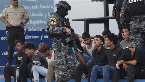Ecuador: 178 Justizvollzugsbeamte als Geiseln festgehalten Im Kampf gegen kriminelle Banden haben die ecuadorianischen Sicherheitskräfte 329 Verdächtige festgenommen.
