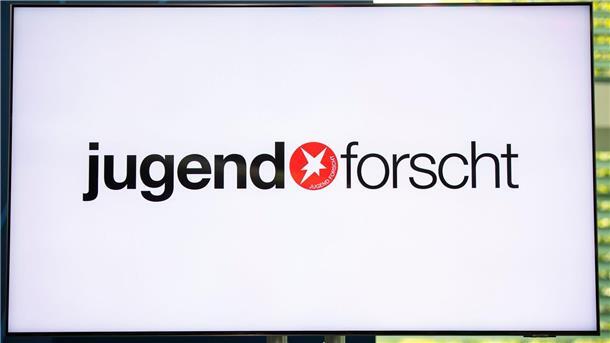 Im Kanzleramt wird auf einem Bildschirm das Logo des Wettbewerbs „Jugend forscht“ angezeigt.
