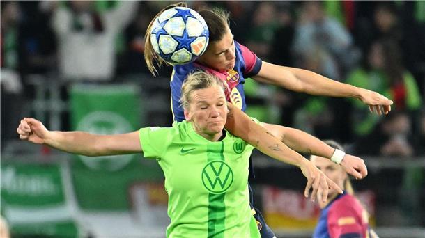 Im Kopfballduell: Wolfsburgs Alexandra Popp (unten) und Barcelonas Patri Guijarro.