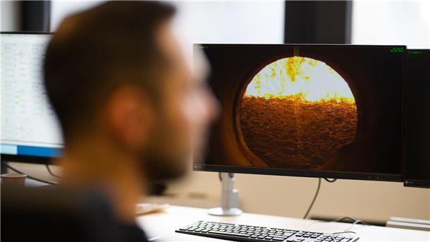 Neues Biomasse-Heizkraftwerk liefert Wärme für Hannover Im Kraftwerk wird das Altholz in mehreren Stufen getrocknet, entzündet und fast verbrannt.