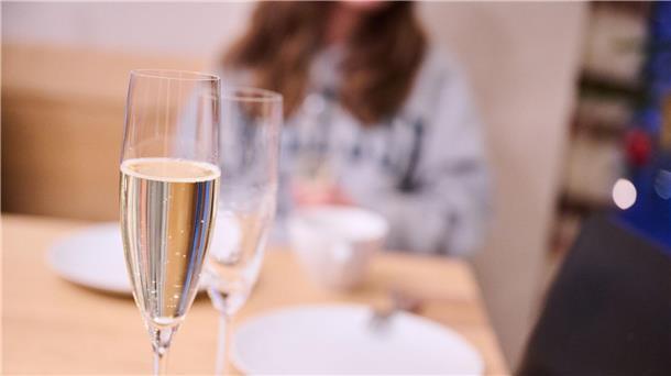 Niedersachsen gegen begleitetes Trinken ab 14 Jahren Im Kreise der Familie dürfen Jugendliche derzeit schon mit 14 Jahren Sekt, Wein und Bier trinken (Archivbild).