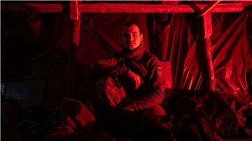 Im Krieg gegen die Ukraine fehlt es beiden Seiten an Munition - hier ein ukrainischer Soldat in Bachmut.