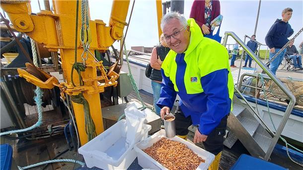 Nach dem Showfischen verkauft Reeder René Schmidt einen Teil der gefangenen Krabben direkt am Hafen. Der Preis liegt derzeit bei stolzen 15 Euro pro Kilo. 
