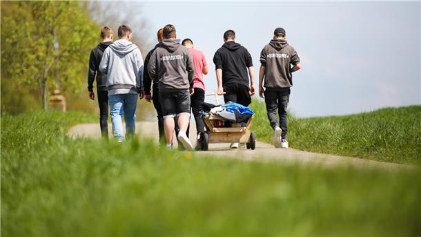 Im ländlichen Raum gibt es für Jugendliche meist nur ein sehr begrenztes Freizeitangebot. Deshalb müssen sie kreativ werden, sich draußen treffen. Der Wunsch nach mehr ist aber da.